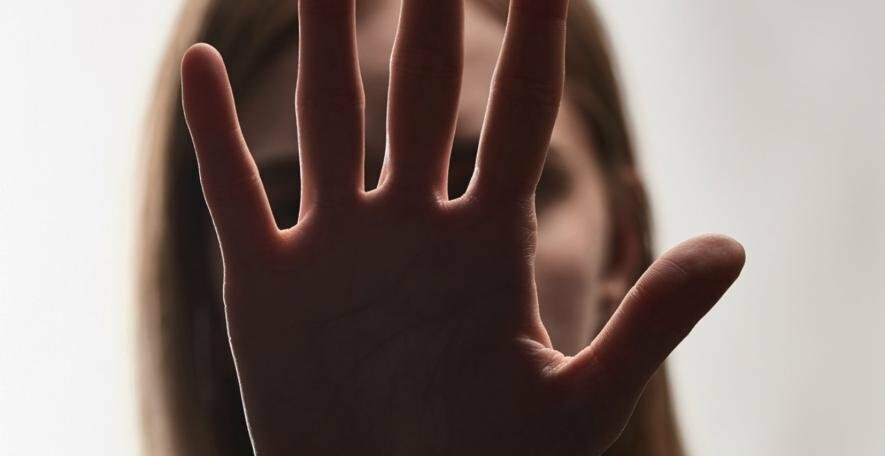 В Україні запрацював мобільний застосунок, через який жертва домашнього насильства може викликати поліцію без дзвінка