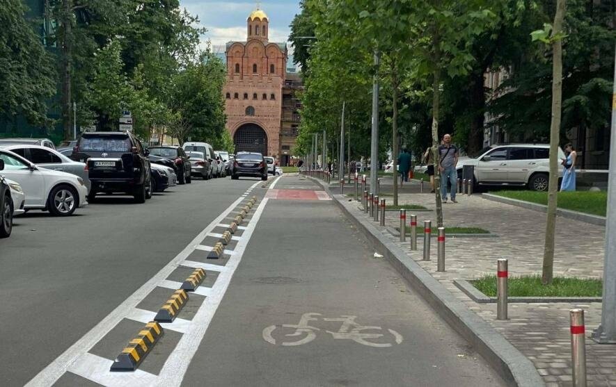 Безпека для двоколісних: велодоріжки у Києві огорожуватимуть спеціальними смугами, – ФОТО