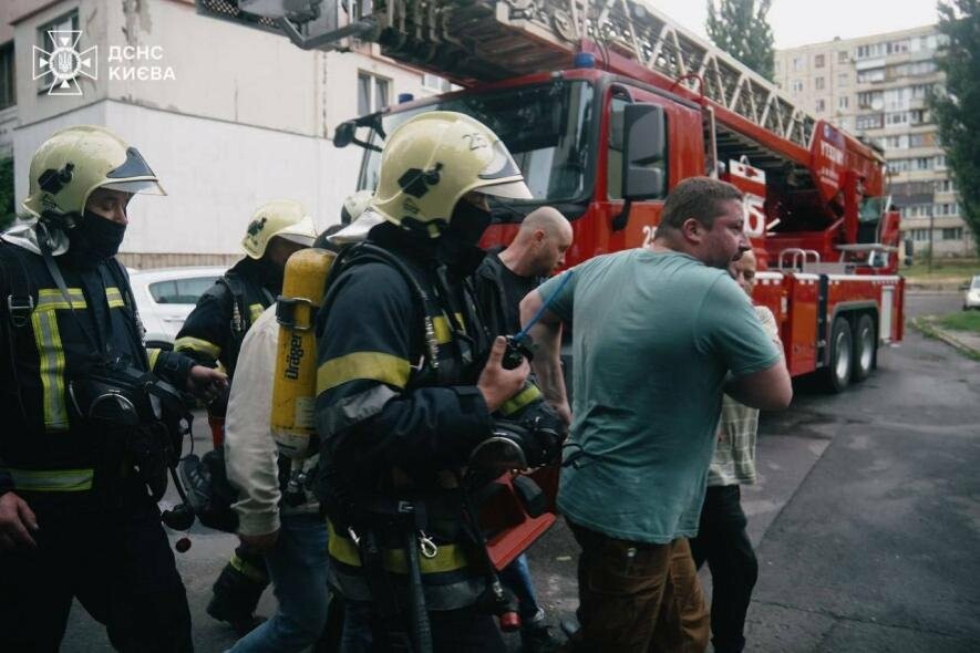 Дві пожежі на одній вулиці в Києві: пожежники врятували трьох людей, – ФОТО, ВІДЕО