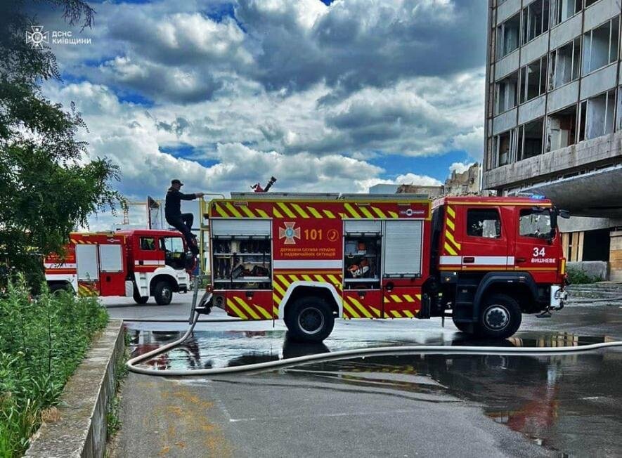 Пожежа під Києвом: вогонь спалахнул у закинутій багатоповерхівці, – ФОТО Пожежа під Києвом: вогонь спалахнул у закинутій багатоповерхівці, – ФОТО
