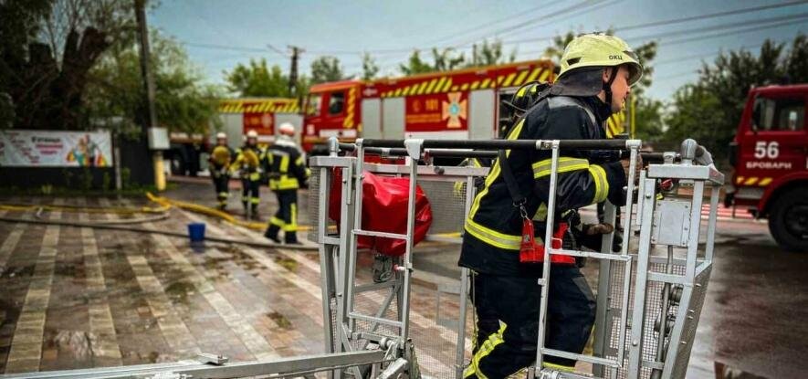 На Київщині спалахнув вогонь у магазині одягу та продуктів: пожежу оперативно загасили, – ФОТО, ВІДЕО На Київщині спалахнув вогонь у магазині одягу та продуктів: пожежу оперативно загасили, – ФОТО, ВІДЕО