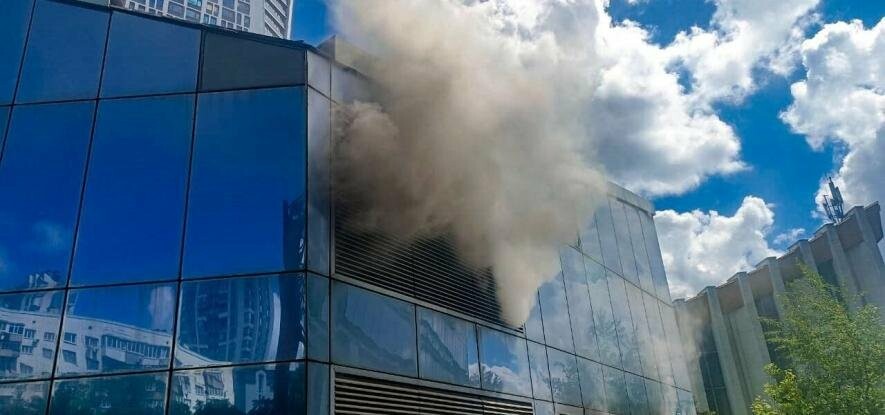 Небо в диму: у Києві виникла пожежа неподалік Центрального РАЦСу, – ФОТО Небо в диму: у Києві виникла пожежа неподалік Центрального РАЦСу, – ФОТО