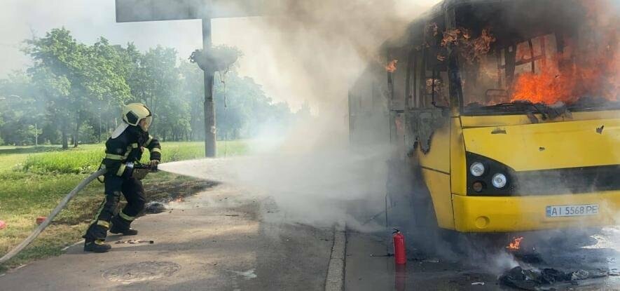 Проїзна частина у диму: у Києві горіла маршрутка, – ФОТО Проїзна частина у диму: у Києві горіла маршрутка, – ФОТО