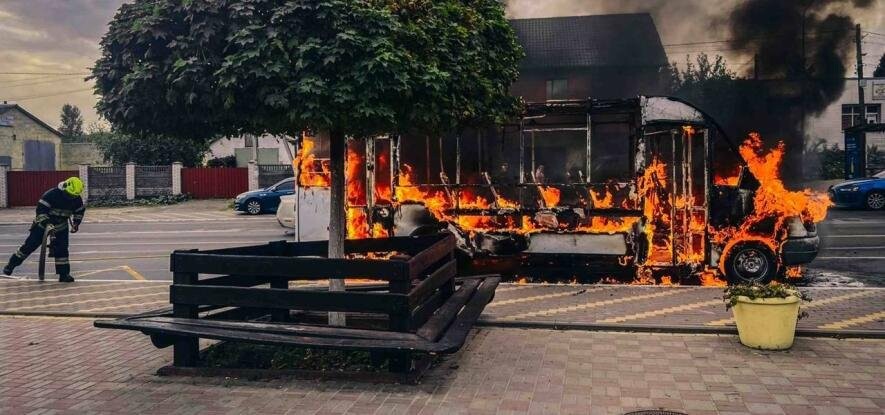 Під Києвом вщент згорів автобус: на щастя, в ньому не було нікого, – ФОТО, ВІДЕО