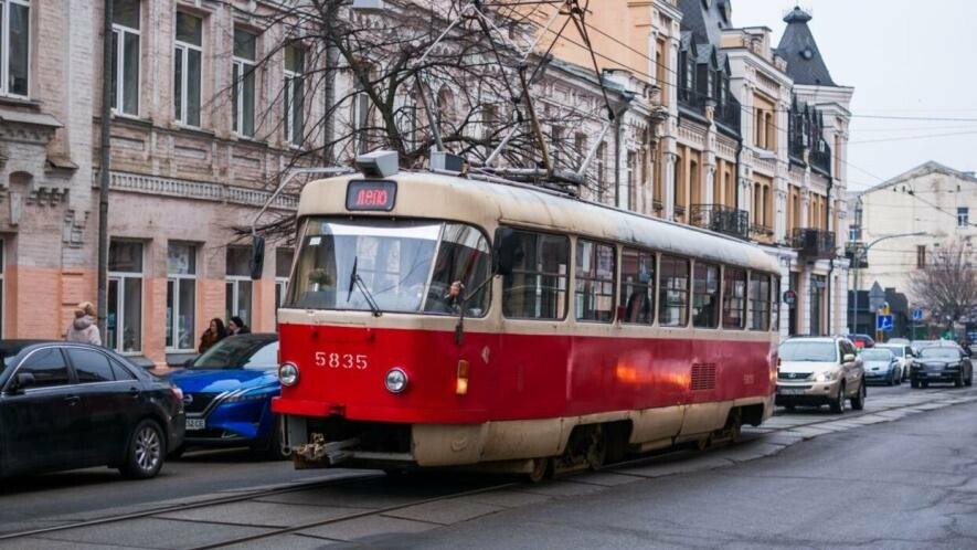 Трамвайний хаос у Києві: що спричинило затримку на Подолі Трамвайний хаос у Києві: що спричинило затримку на Подолі