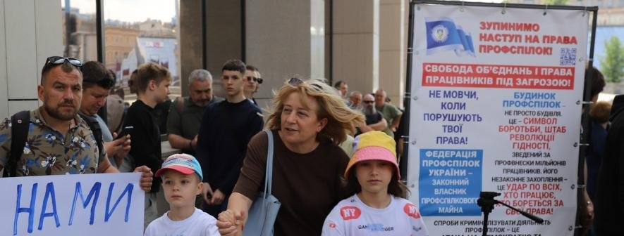 Скандал довкола Будинку профспілок у Києві: на Майдані відбувся мітинг, – ФОТО Скандал довкола Будинку профспілок у Києві: на Майдані відбувся мітинг, – ФОТО