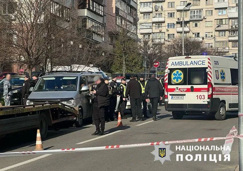 Хаос у Києві: бійка, поліція і вибите скло біля Голосіївського ТЦК Хаос у Києві: бійка, поліція і вибите скло біля Голосіївського ТЦК