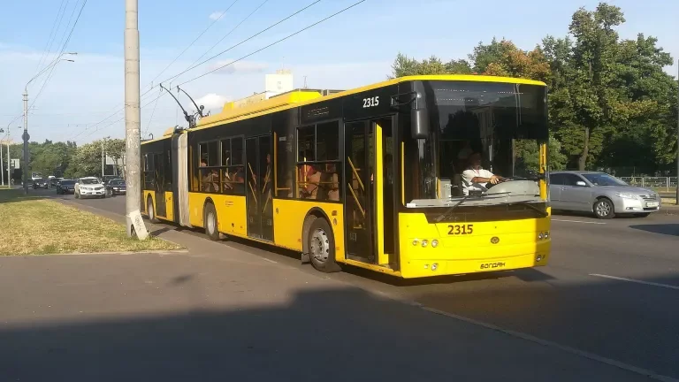 Обстріл зупинив метро і перекрив дороги: Київ зранку в заторах Обстріл зупинив метро і перекрив дороги: Київ зранку в заторах
