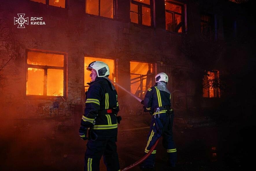 В Шевченківському районі Києва спалахнула закинута будівля: вогонь охопив площу в 150 м2, – ФОТО