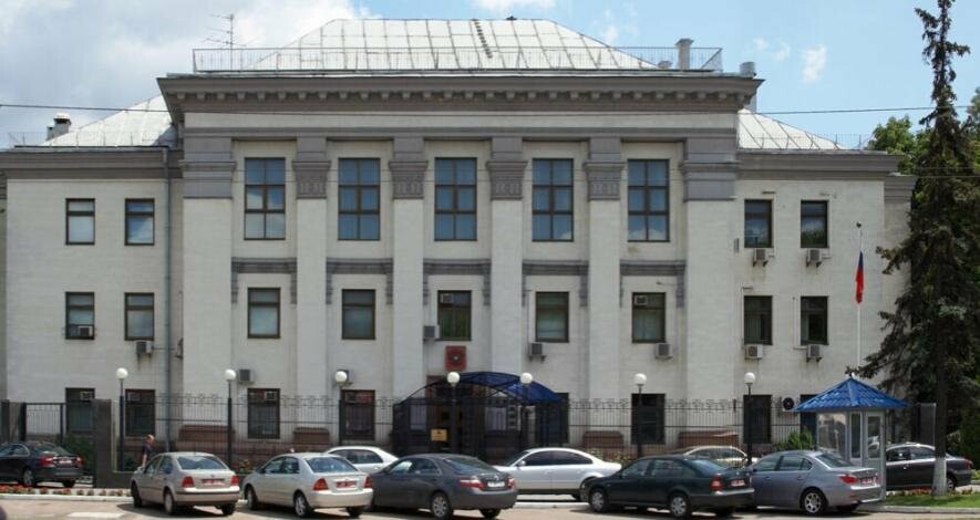 Простоює даремно вже 2 роки: будівлю посольства рф у Києві пропонують віддати ліцею КПІ