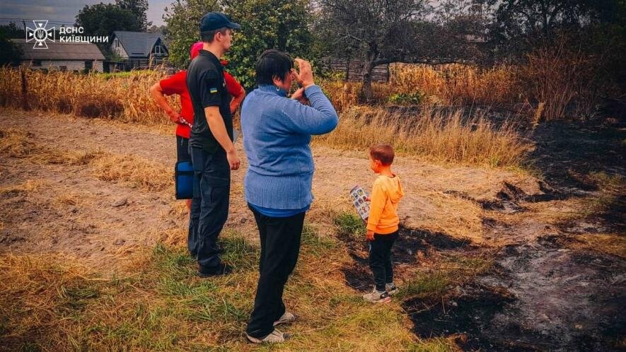 На Київщині жінка-палійка ледь не спалила пів села, а потім кидалась з палицею на сусідку, яка на неї донесла, – ФОТО