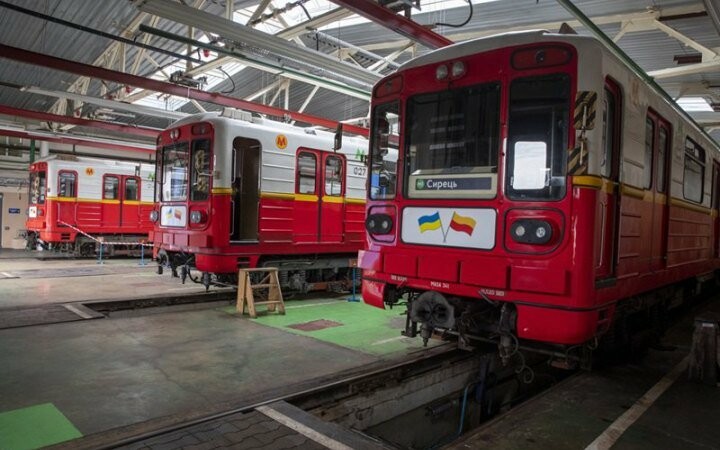 Київ переплатив 160 мільйонів за доставку подарованих вагонів метро з Польщі