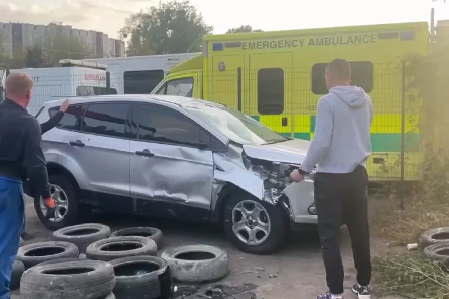 Авто буквально сплющило: у Києві евакуатор невдало перевіз машину, – ФОТО, ВІДЕО