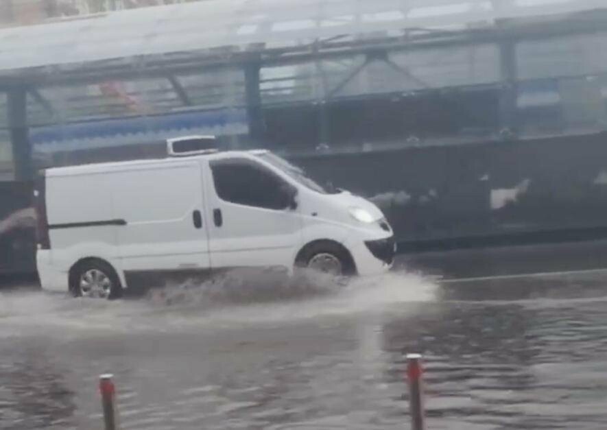 Київ накрив погодний апокаліпсис: рясна злива затоплює вулиці та зупиняє транспорт, – ФОТО, ВІДЕО