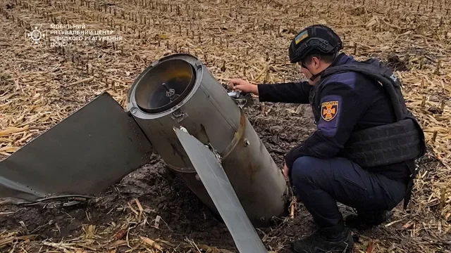 Стирчала із землі: під Києвом фермер просто в полі виявив уламки ракети С-300, – ФОТО