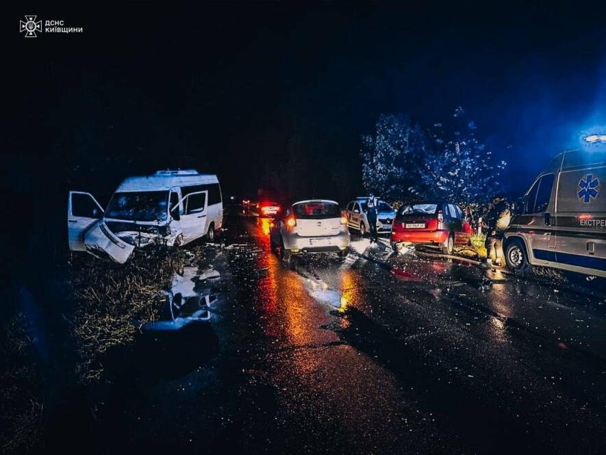 На Київщині легковик влетів в автобус з пасажирами: є загиблий та поранені, – ФОТО