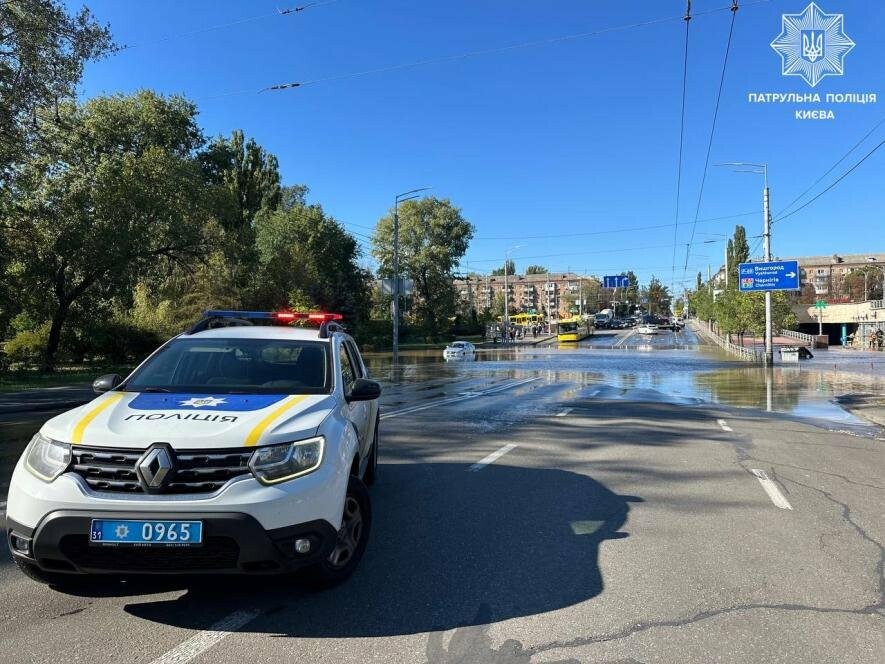 Масштабний порив водопроводу: у Києві закрили станцію метро “Дорогожичі”, – ФОТО