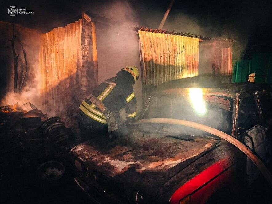 На Київщині чоловік ледь не загинув, намагаючись самостійно потушити вогонь в гаражі, де було 2 авто, – ФОТО