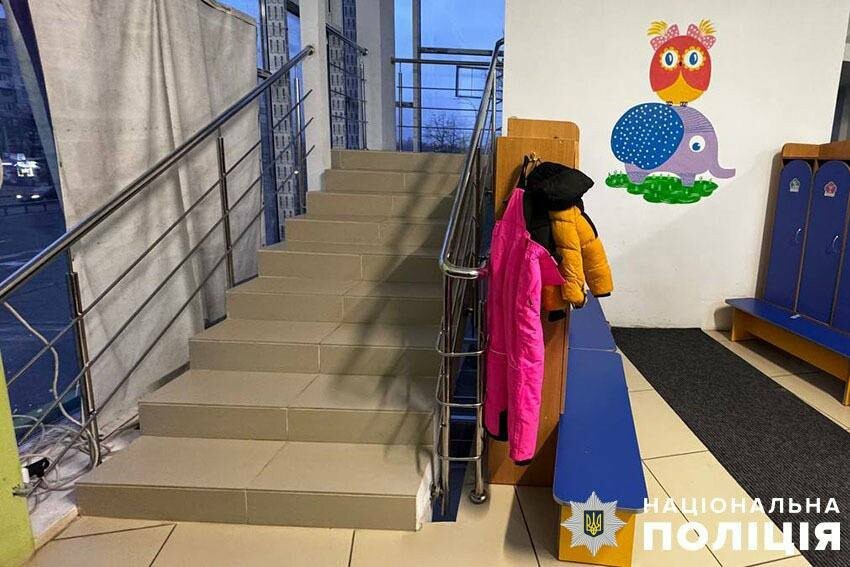 Пекло замість безпеки: у київському садочку дитина впала зі сходів — справу веде поліція Пекло замість безпеки: у київському садочку дитина впала зі сходів — справу веде поліція