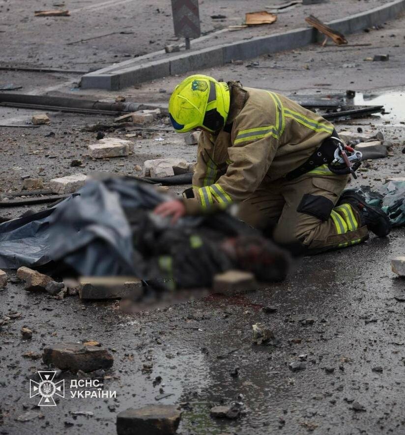 Нічна трагедія в Києві: троє пожежних загинули під час ліквідації наслідків обстрілу Нічна трагедія в Києві: троє пожежних загинули під час ліквідації наслідків обстрілу