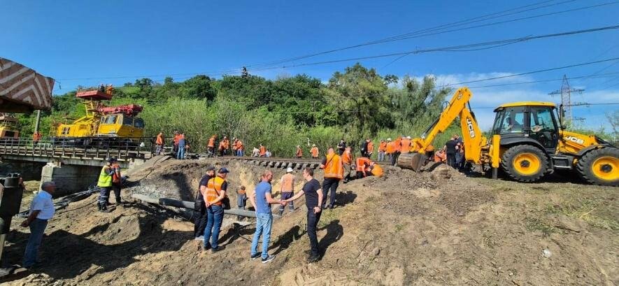 На Київщині ворожа атака зупинила поїзди: в УЗ назвали час відновлення руху На Київщині ворожа атака зупинила поїзди: в УЗ назвали час відновлення руху