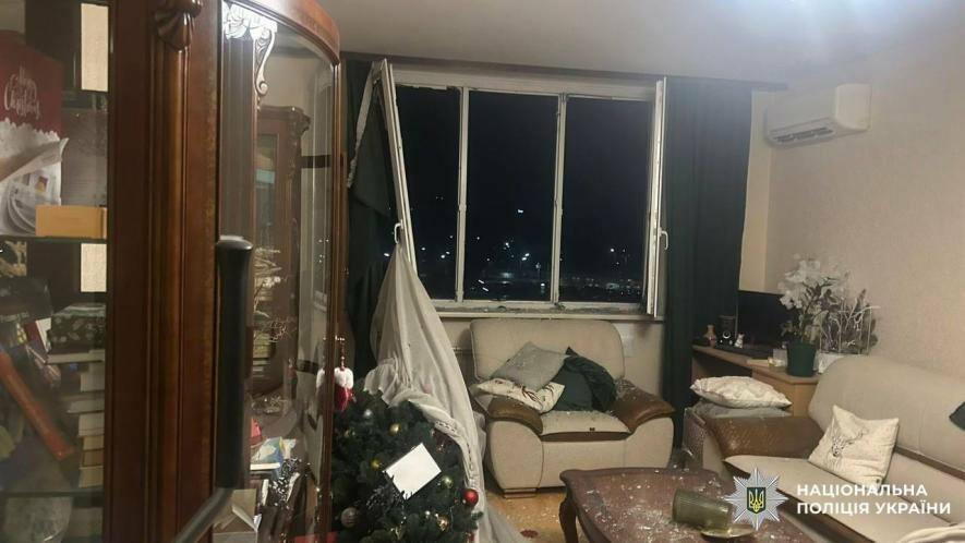Атака дронів по Києву: вибиті вікна, уламки в тілі дитини та восьмеро поранених Атака дронів по Києву: вибиті вікна, уламки в тілі дитини та восьмеро поранених