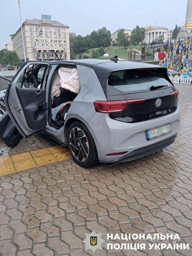 Центр Києва — епіцентр ДТП: авто знесло загородження і розтрощилось Центр Києва — епіцентр ДТП: авто знесло загородження і розтрощилось