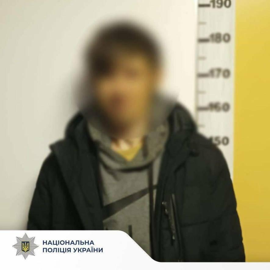 Удар в обличчя і втеча з грошима: зухвалий грабіж у Києві завершився затриманням Удар в обличчя і втеча з грошима: зухвалий грабіж у Києві завершився затриманням