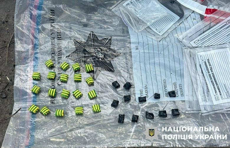 Закладки в парку: у Києві затримали молодика з партією наркотиків