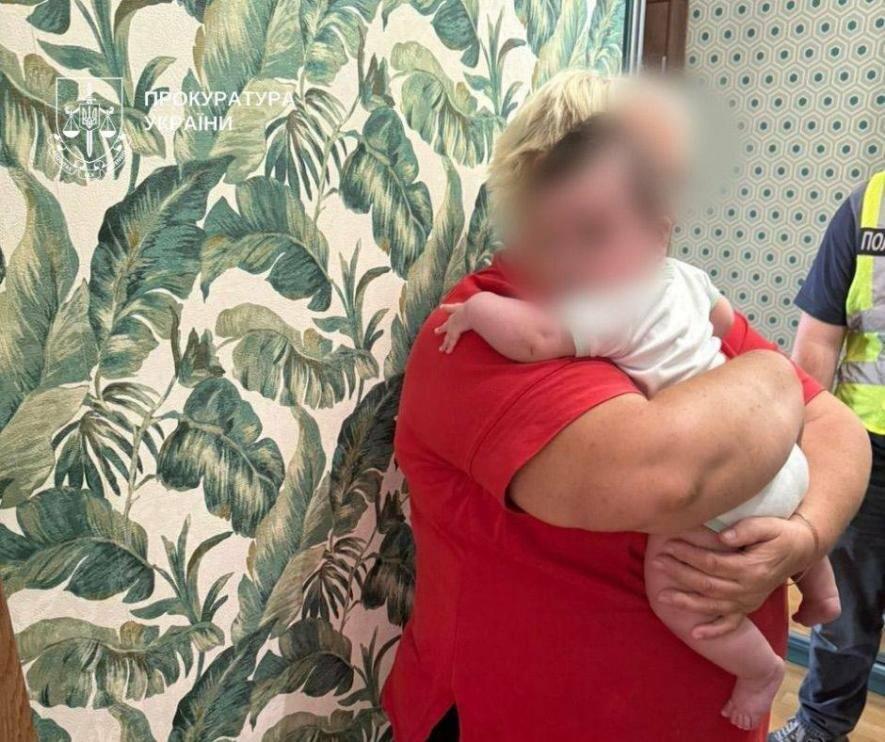 Підміна дитини за гроші: у Києві викрили схему сурогатного шахрайства