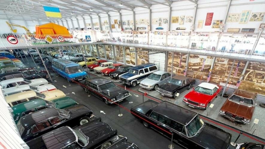 Понад 100 автомобілів та мотоциклів: у Києві відкрився музей ретро-техніки