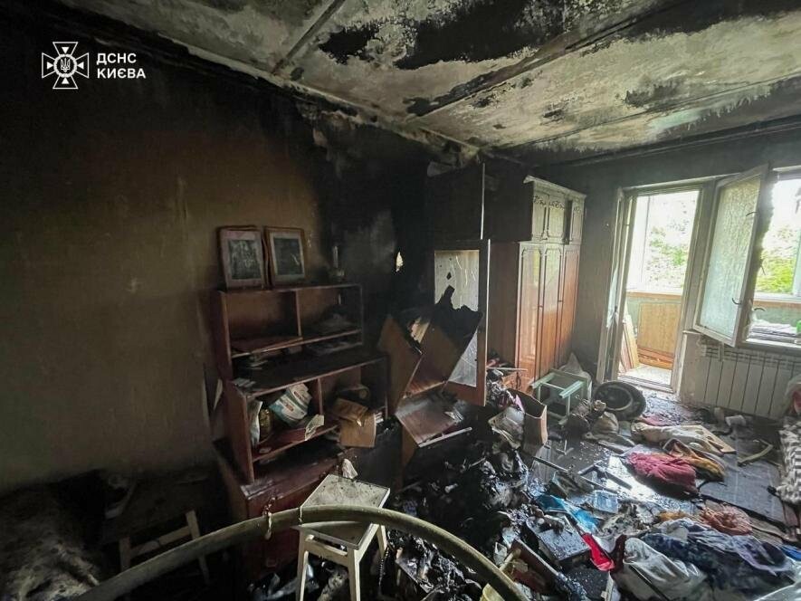 У Києві спалахнула квартира: ДСНСники успішно приборкали пожежу, – ФОТО