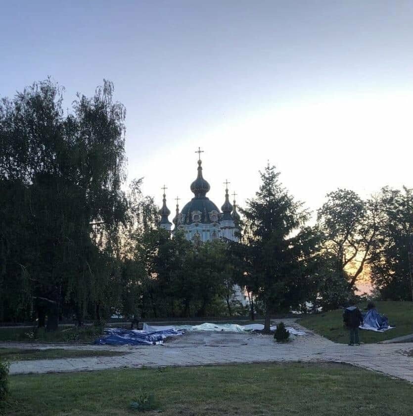 Вночі у Києві демонтували скандальний “храм-МАФ” біля Десятинної церкви, – ФОТО