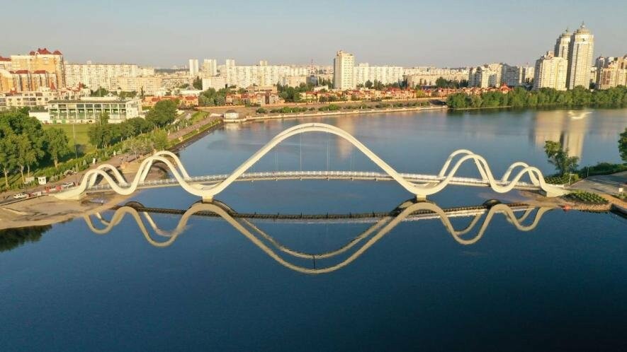 Міст-хвилю у Києві вже відкрили для прогулянок: який вигляд він має, – ФОТО, ВІДЕО