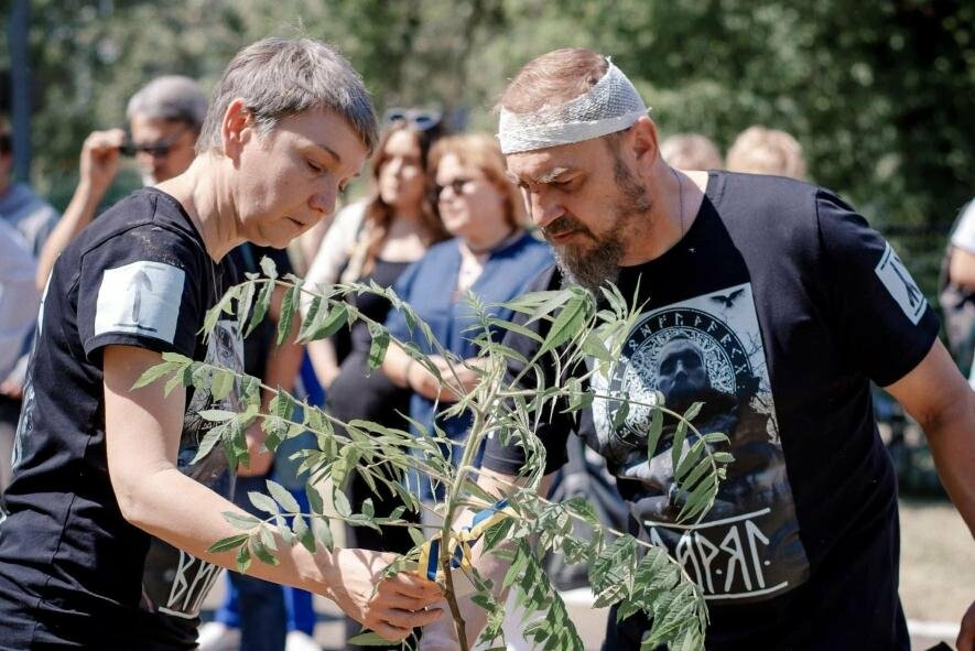 У київському ліцеї висадили дерева пам’яті на честь загиблих випускників, – ФОТО