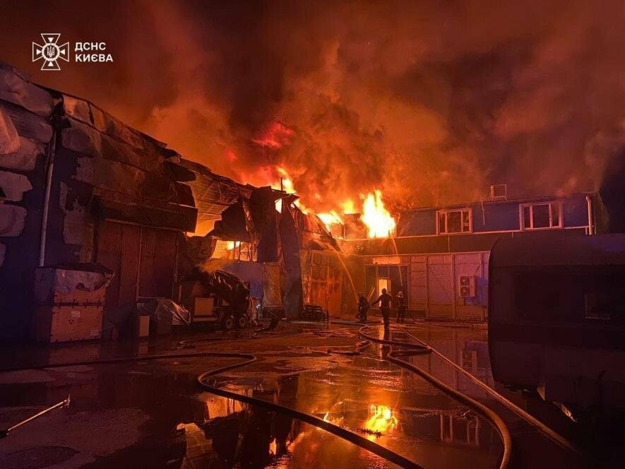 Вночі у Києві спалахнула масштабна пожежа – горіли склади, – ФОТО, ВІДЕО