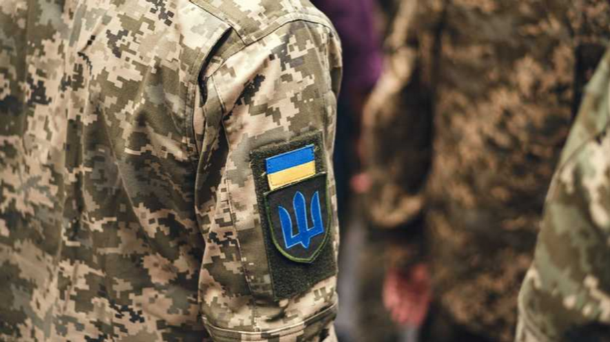 Погрожував вбивством працівникам АЗС: на Київщині поліція розшукує чоловіка в камуфляжі