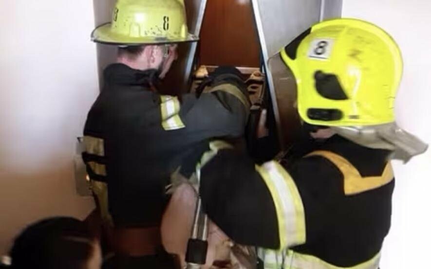 У Києві дві дівчинки застрягли у ліфті: їх визволяли рятувальники, – ФОТО У Києві дві дівчинки застрягли у ліфті: їх визволяли рятувальники, – ФОТО
