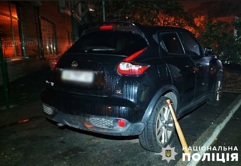 У Києві жінка битою розтрощила чотири автомобілі: свої дії вона пояснити не змогла, – ФОТО