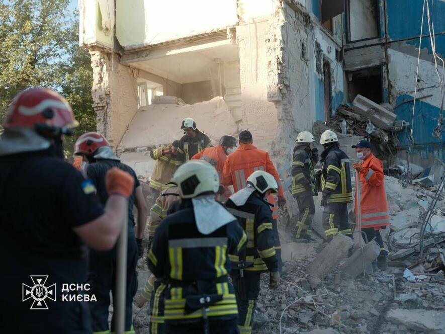Кількість жертв у Києві зросла: під час розборів завалів знайдено тіло хлопчика Кількість жертв у Києві зросла: під час розборів завалів знайдено тіло хлопчика