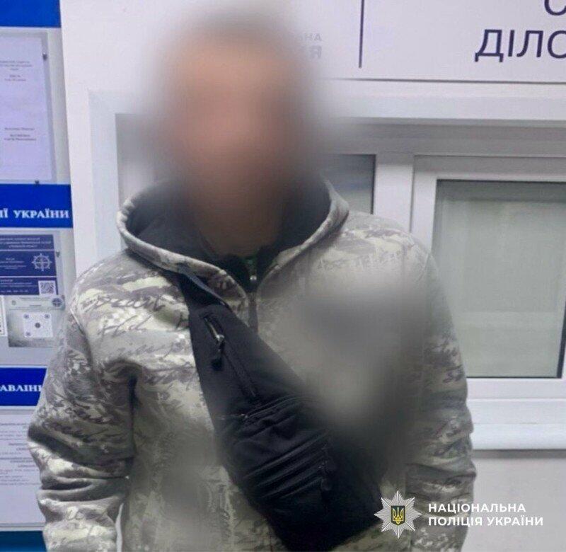 Замість телефону — наркотики: на Київщині чоловік потрапив під слідство через посилку