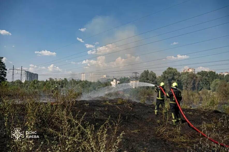 У Святошинському районі Києва рятувальники загасили масштабне загоряння трави та чагарників, – ФОТО У Святошинському районі Києва рятувальники загасили масштабне загоряння трави та чагарників, – ФОТО