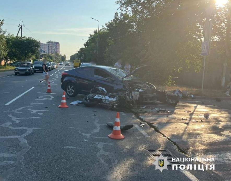 Під Києвом зіткнулись легковик та мотоцикл: водій двоколісного в лікарні, – ФОТО Під Києвом зіткнулись легковик та мотоцикл: водій двоколісного в лікарні, – ФОТО