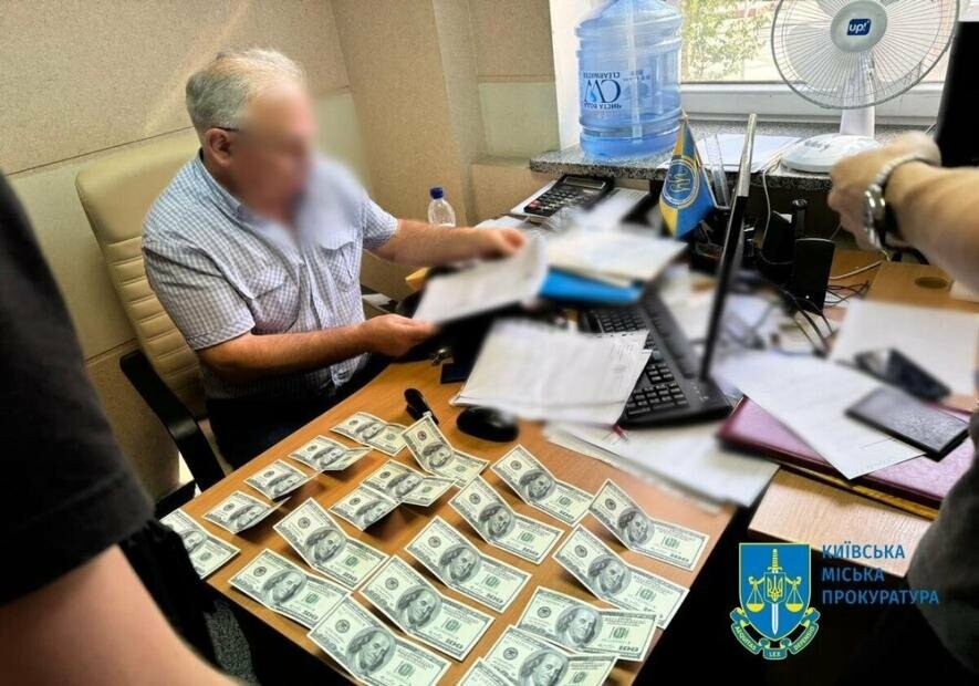 2 тисячі доларів за вступ до магістратури: у Києві затримали на хабарі проректора одного з університетів, – ФОТО