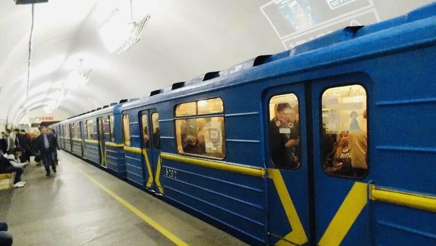 У Києві на червоній гілці метро на колії впала 50-річна пасажирка: подробиці інциденту, – ФОТО, ВІДЕО