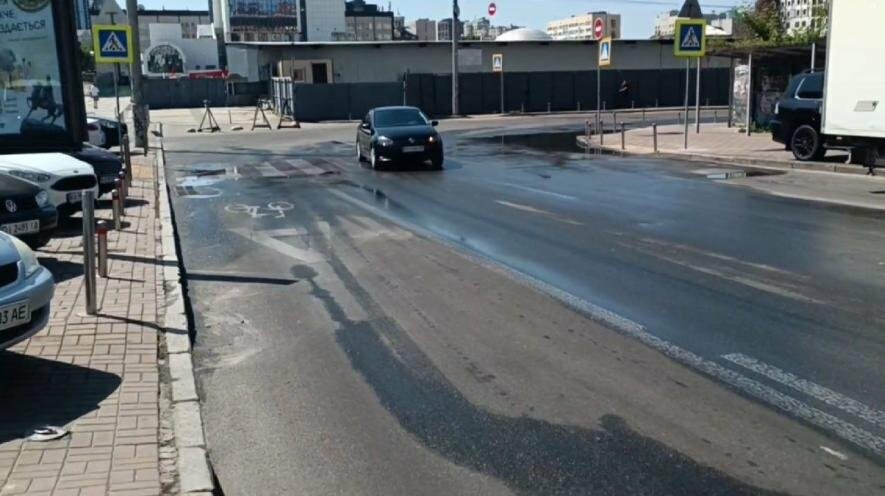 Одну з вулиць Києва залило водою: що сталося