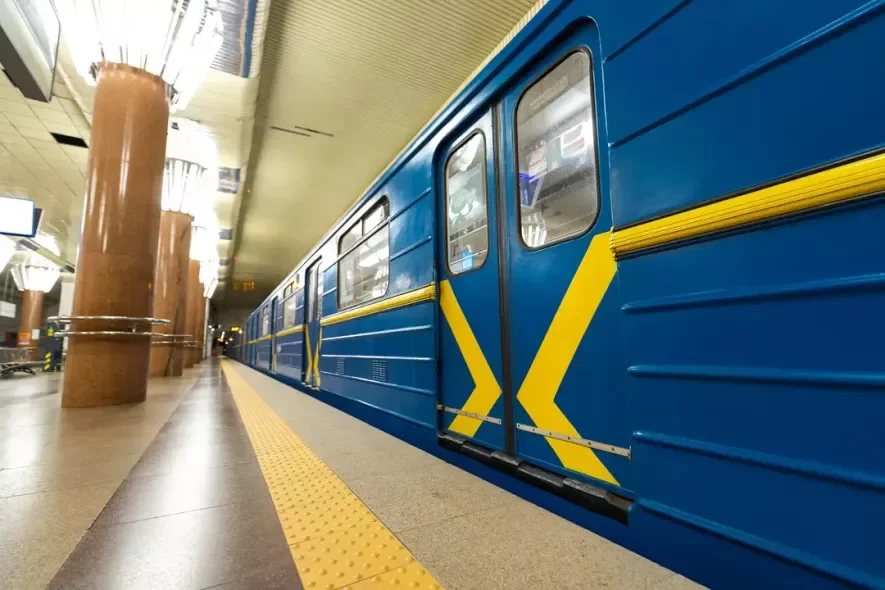 Метро зупинилось: у Києві паралізовано частину червоної гілки через тривогу Метро зупинилось: у Києві паралізовано частину червоної гілки через тривогу