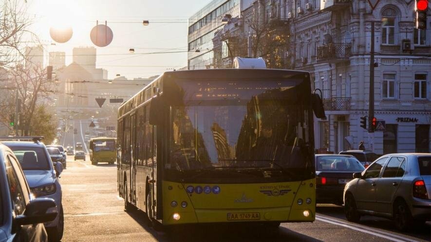 У Києві запустили спецмаршрути до кладовищ: як курсуватиме транспорт на поминальні дні У Києві запустили спецмаршрути до кладовищ: як курсуватиме транспорт на поминальні дні