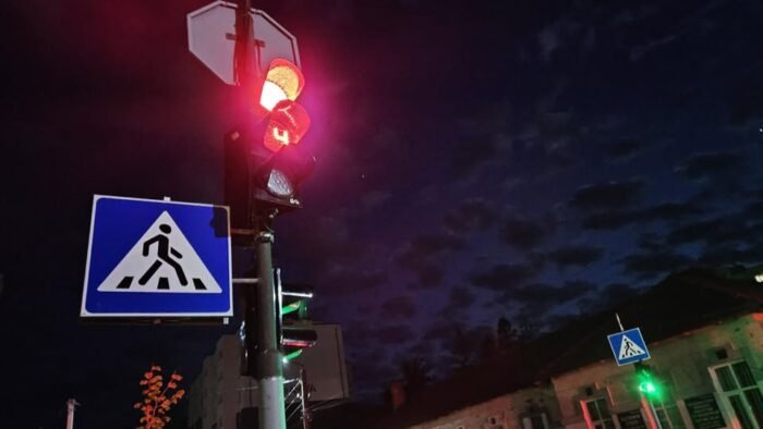 Комендантська пригода на Київщині: блогер повернувся додому завдяки сміттєвозу Комендантська пригода на Київщині: блогер повернувся додому завдяки сміттєвозу