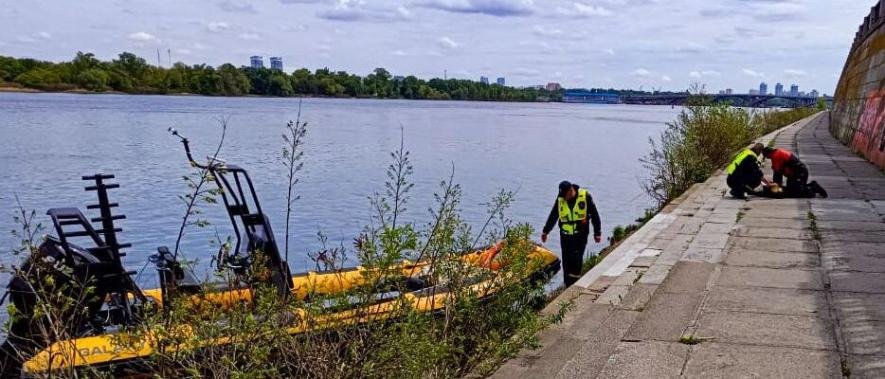 З Дніпра дістали тіло: у Києві жінка впала з Пішохідного мосту, – ФОТО